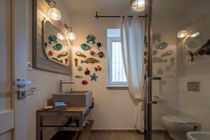 Villa, vue jardin | Salle de bain | Douche, bidet, serviettes fournies