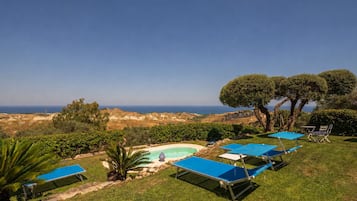 Piscina all'aperto, lettini