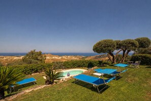 Piscine extérieure, chaises longues