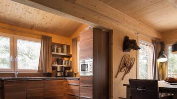 Ferienhaus # 16 mit IR-Sauna & Whirlpool innen | Private kitchen | Fridge, stovetop, dishwasher, coffee/tea maker