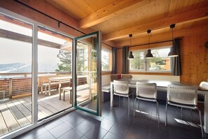 Ferienhaus # 45 mit IR-Sauna & Whirlpool innen | Oleskelualue | Taulutelevisio, DVD-soitin