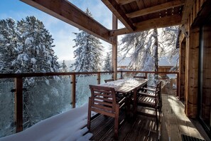 Ferienhaus # 11 mit IR-Sauna & Whirlpool innen | Balcony view - Alpenpark Turracher Höhe by ALPS RESORTS (Turracher Höhe)