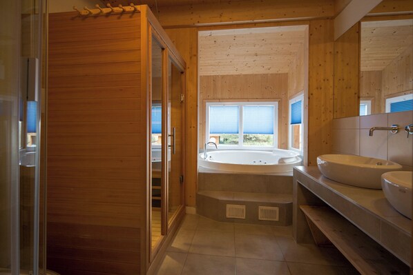 Ferienhaus # 29 mit IR-Sauna & Whirlpool innen | 유아용 침대, 무료 WiFi, 각각 다른 스타일의 인테리어, 각각 다르게 가구 비치