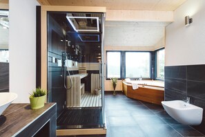 Ferienhaus # 3 mit Sauna , Whirlwanne & Whirlpool außen | Individually decorated, individually furnished, cots/infant beds - Alpenpark Turracher Höhe by ALPS RESORTS (Turracher Höhe)