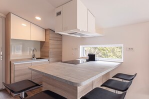 Premium Chalet mit 2 Schlafzimmern | Private kitchen | Full-size fridge, oven, stovetop, dishwasher - Chalets & Glamping Nassfeld by ALPS RESORTS (Kotschach-Mauthen)