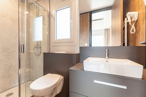 Premium Baumhaus | Bathroom | Shower, hair dryer, toilet paper - Chalets & Glamping Nassfeld by ALPS RESORTS (Kotschach-Mauthen)