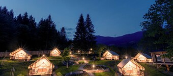 ALPS RESORTS的纳斯费尔德木屋和豪华露营  