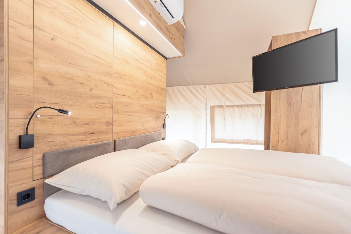 Luxury Safari Zelt für 4 Personen | เปล/เตียงเด็กอ่อน, Wi-Fi ฟรี, ผ้าปูที่นอน