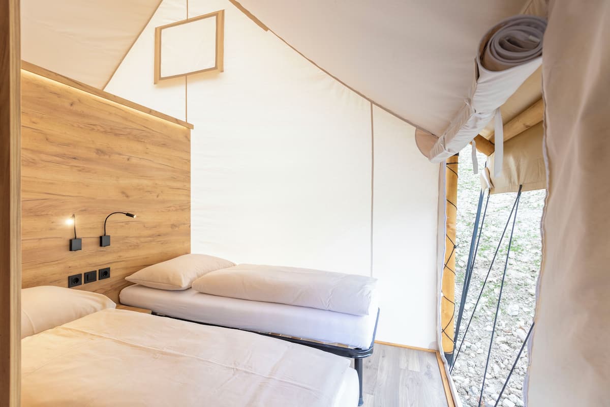Luxury Safari Zelt für 6 Personen | เปล/เตียงเด็กอ่อน, Wi-Fi ฟรี, ผ้าปูที่นอน