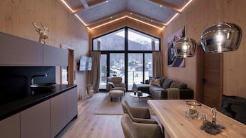 Penthouse mit 2 Schlafzimmern & Wellnessbereich | 거실 공간 | 평면 TV