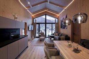 Penthouse mit 2 Schlafzimmern & Wellnessbereich | Zona de estar | Una televisión de pantalla plana