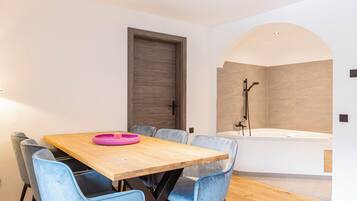 Une salle de bain moderne avec une baignoire et une douche.
