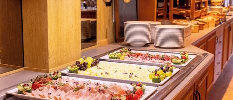 Un bufé con diversos alimentos y platos.
