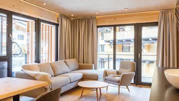 Premium Suite mit 2 Schlafzimmern & Wellnessbereich | Babybetten, kostenloses WLAN, Bettwäsche