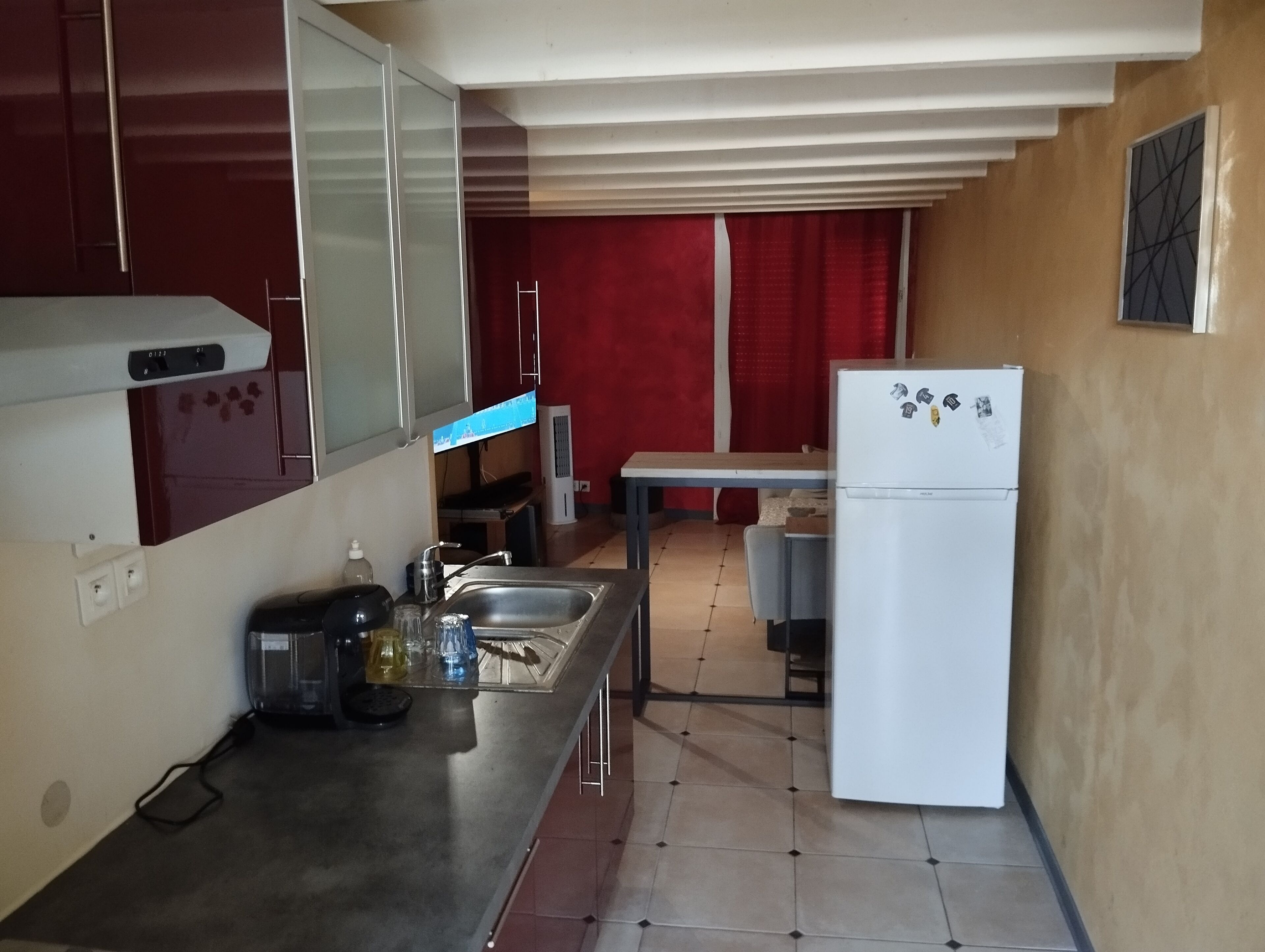 Réfrigérateur, micro-ondes, four, plaque de cuisson