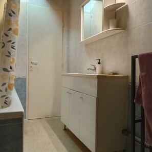 ヘアドライヤー、タオル、トイレットペーパー