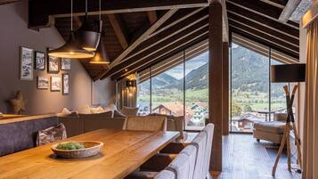 Premium Penthouse mit 4 Schlafzimmern | Oppholdsområde | Flatskjerm-TV