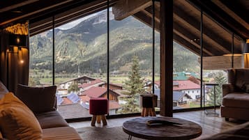 Premium Penthouse mit 4 Schlafzimmern | Living area | Flat-screen TV