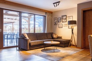 Premium Ferienwohnung mit 3 Schlafzimmern und Garten | Living area | Flat-screen TV - Bergresort Zugspitze Ehrwald by ALPS RESORTS (Ehrwald)