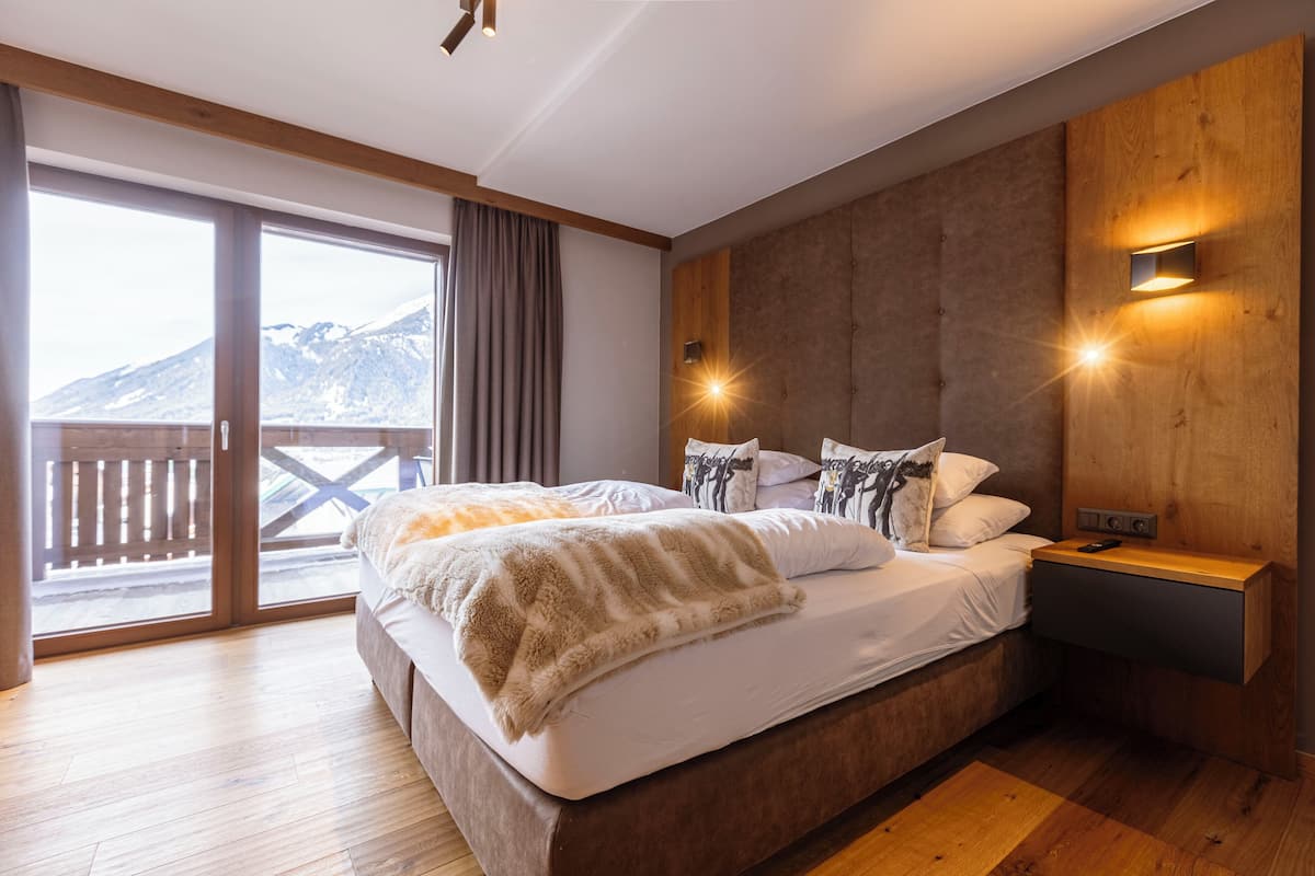 4 bedrooms, cots/infant beds, free WiFi, bed sheets