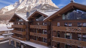 A hotel with multiple balconies and a mountain view. - Bergresort Zugspitze Ehrwald by ALPS RESORTS (Ehrwald)