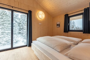 Superior Chalet mit Whirlpoolwanne innen | 4 sovrum, värdeförvaringsskåp på rummet, barnsängar och gratis wi-fi