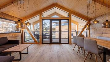 Superior Chalet # 5 mit Sauna & Hot Tub | 4 bedrooms, in-room safe, cribs/infant beds, free WiFi