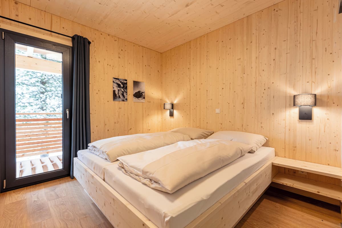 Superior Chalet mit Whirlpoolwanne innen | 4 bedrooms, in-room safe, cots/infant beds, free WiFi