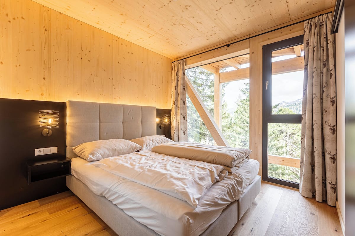 Superior Chalet # 16 mit Sauna & Hot Tub | 4 bedrooms, in-room safe, cots/infant beds, free WiFi
