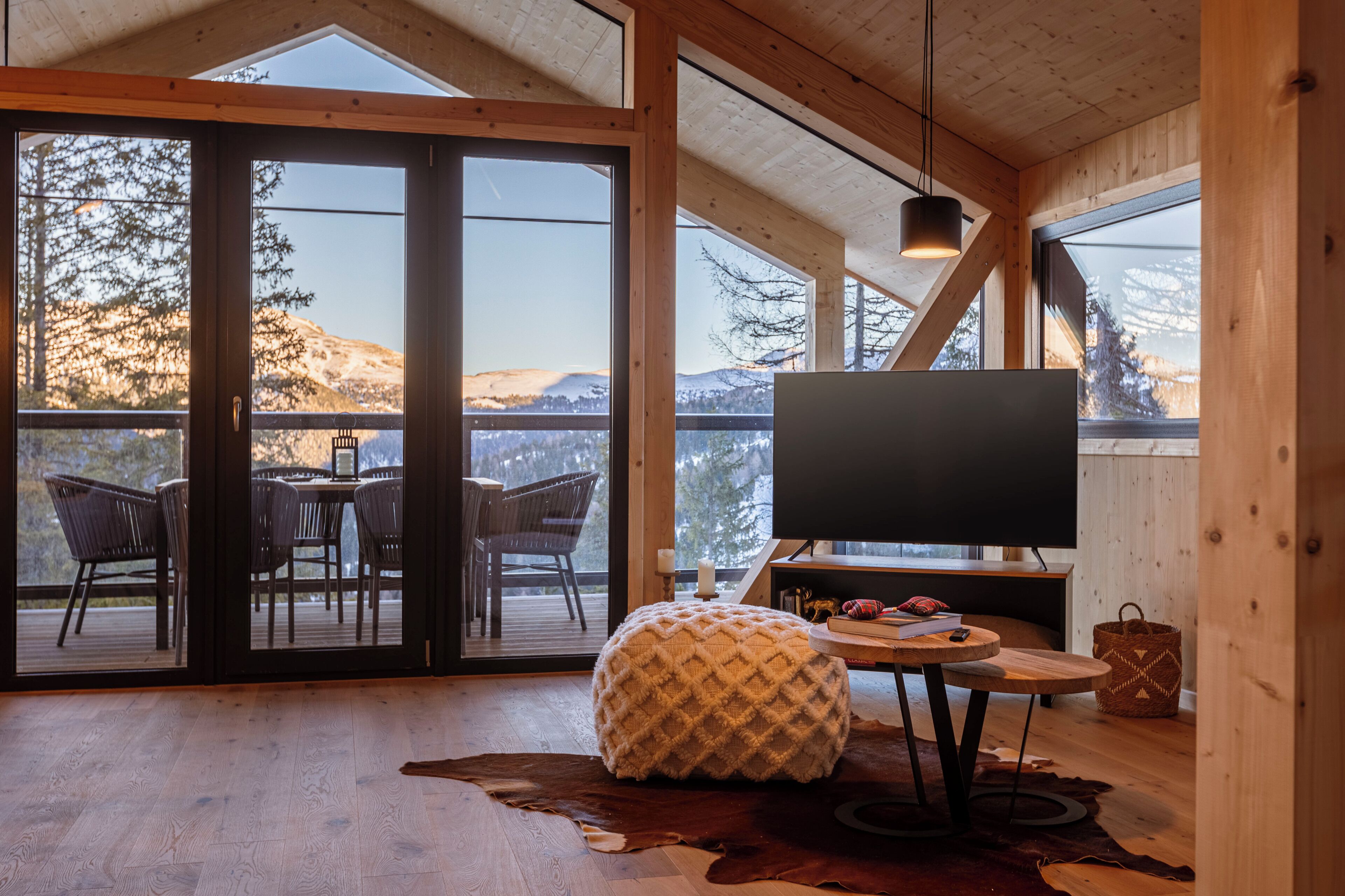 Superior Chalet # 6 mit Sauna & Hot Tub | Área de estar | TV de tela plana