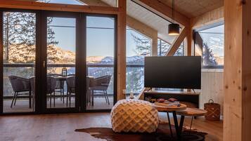Superior Chalet # 6 mit Sauna & Hot Tub | Área de estar | TV de tela plana