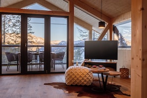 Superior Chalet # 6 mit Sauna & Hot Tub | Vardagsrum | Platt-tv