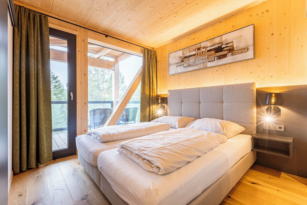 Superior Chalet # 3 mit Sauna & Hot Tub | 4 bedrooms, in-room safe, cots/infant beds, free WiFi