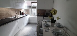 Fridge, microwave, oven, electric kettle - Lovely 3 Bedrooms Flat Near Romford Station With Free Parking (Romford)