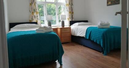 Lovely 3 Bedrooms Flat Near Romford Station With Free Parking