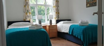 Lovely 3 Bedrooms Flat Near Romford Station With Free Parking