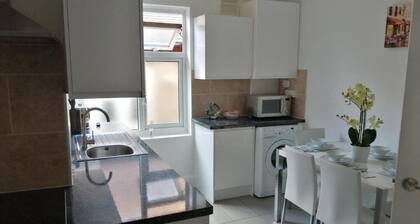 Lovely 3 Bedrooms Flat Near Romford Station With Free Parking