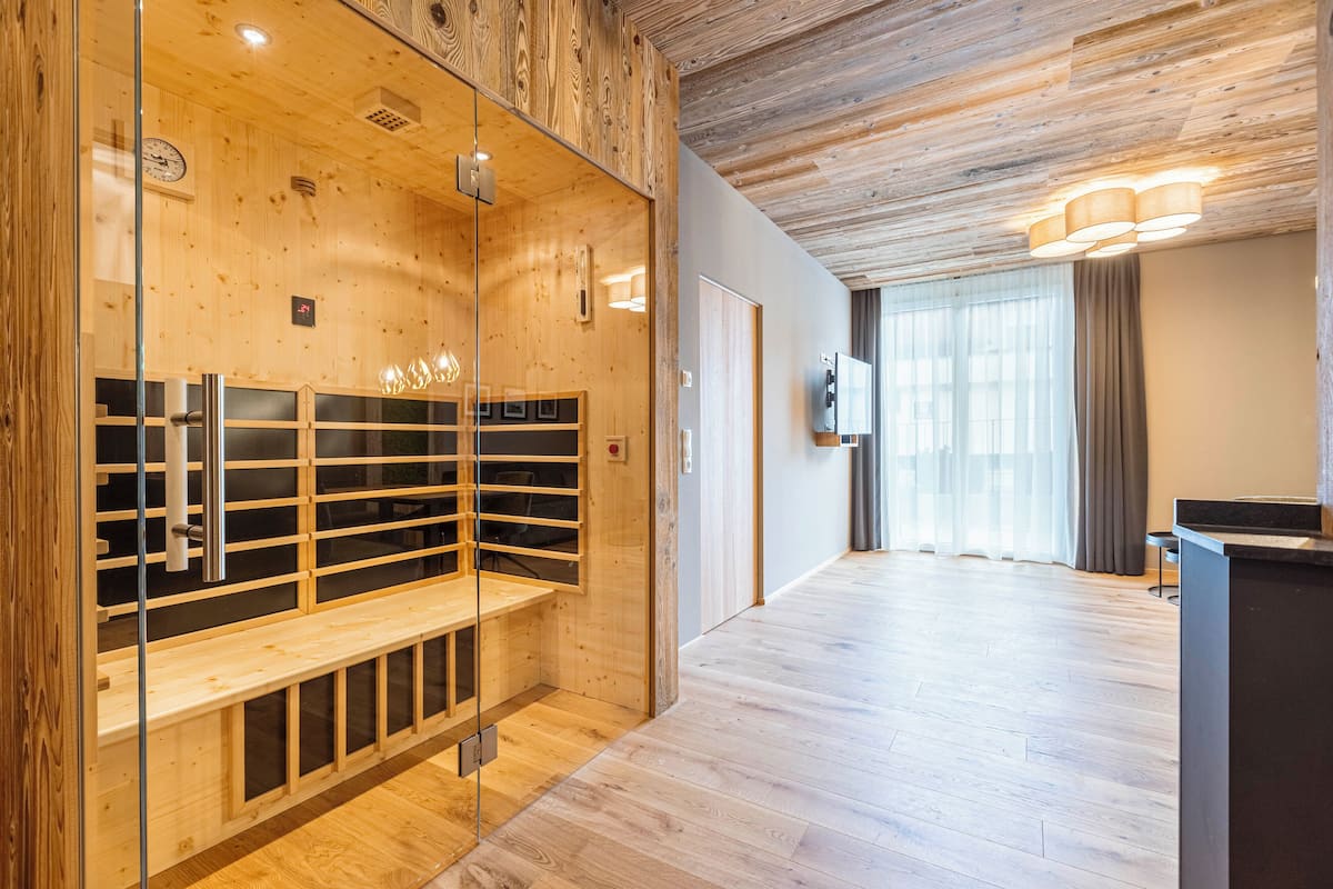 Premium Ferienwohnung mit 1 Schlafzimmer und Infrarot Sauna | 1 Schlafzimmer, Babybetten, kostenloses WLAN, Bettwäsche