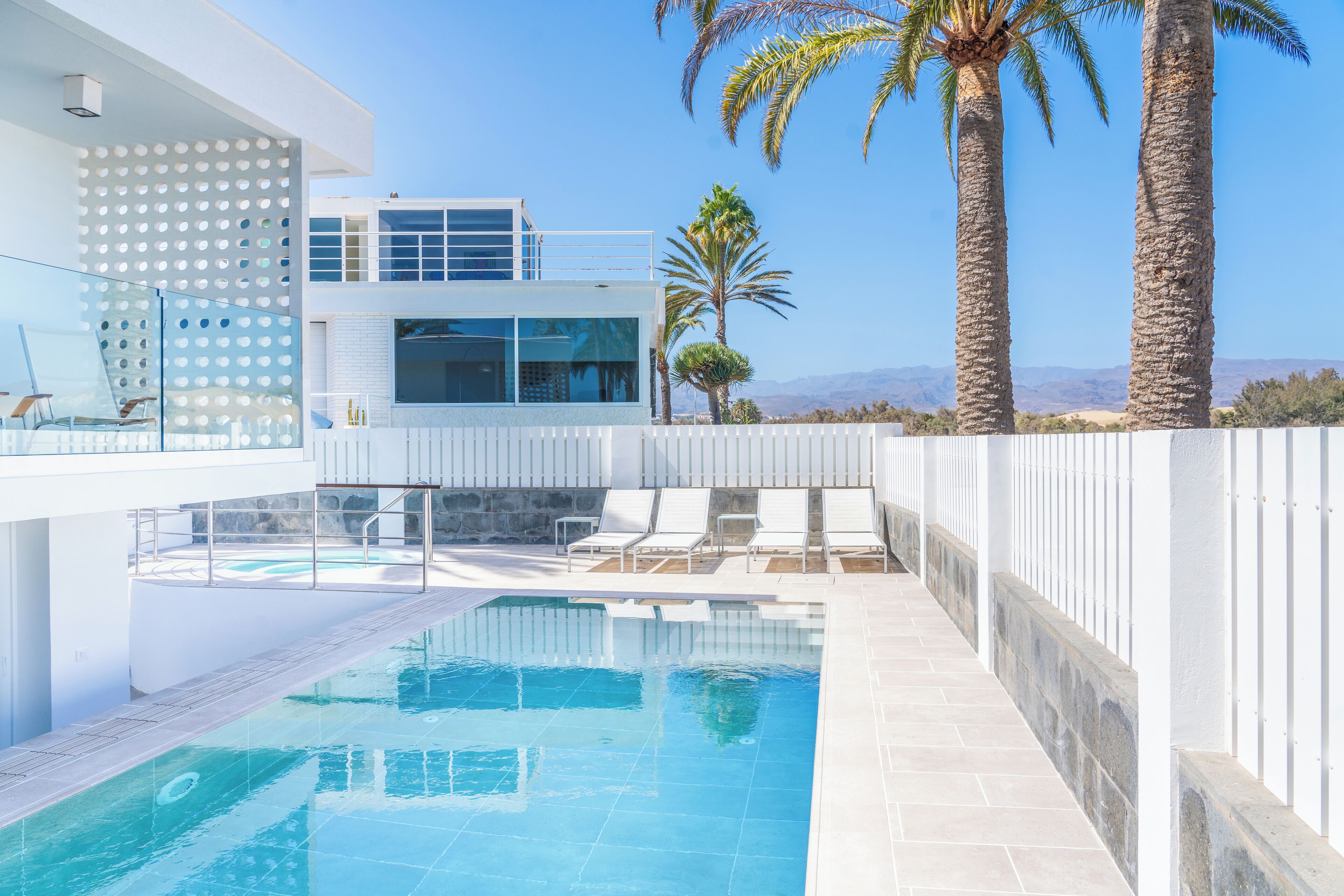 Een buitenzwembad, een verwarmd zwembad