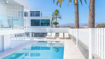 Een buitenzwembad, een verwarmd zwembad