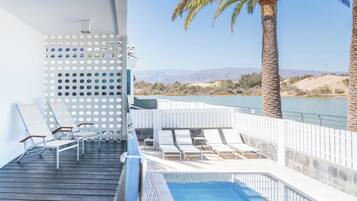 Een buitenzwembad en een verwarmd zwembad