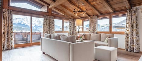 Penthouse mit 2 SZ für 4 PAX | 1 室のベッドルーム、ベビーベッド、可動式ベッド、WiFi (無料)