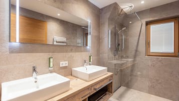 Ferienhaus mit 2 SZ fĂŒr 5 PAX | Badezimmer | Dusche, Haartrockner, HandtĂŒcher