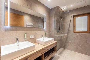 Ferienhaus mit 2 SZ für 5 PAX | Baño | Ducha, secador de pelo y toallas