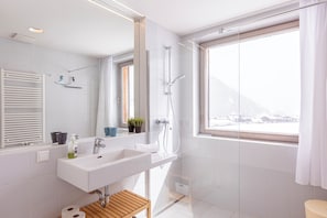 Ferienwohnung mit 1 Schlafzimmer und Saunabereich | Badezimmer | Badewanne, Handtücher