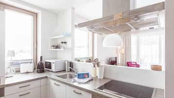 Ferienwohnung mit 1 Schlafzimmer und Saunabereich | Private kitchen | Full-sized fridge, oven, stovetop, dishwasher