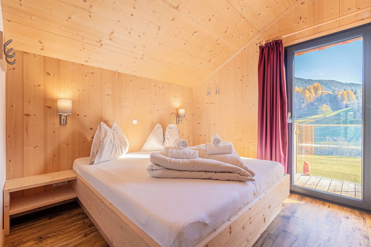 Chalet mit 4 Schlafzimmern für bis zu 8 Personen | 4 ห้องนอน, เปล/เตียงเด็กอ่อน, Wi-Fi ฟรี, ผ้าปูที่นอน