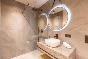 Premium Ferienwohnung mit 2 Schlafzimmer für max. 6 Personen | Baño | Secador de pelo y toallas