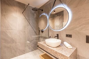 Premium Ferienwohnung mit 2 Schlafzimmer für max. 6 Personen | Baño | Secador de pelo y toallas