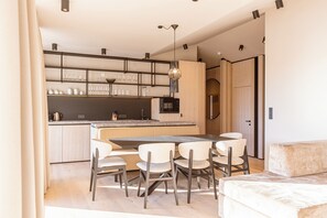 Premium Penthouse mit 3 Schlafzimmer für max. 8 Personen | Private kitchen | Full-size fridge, microwave, stovetop, dishwasher - Kitzbühel Suites by ALPS RESORTS (Oberndorf in Tirol)